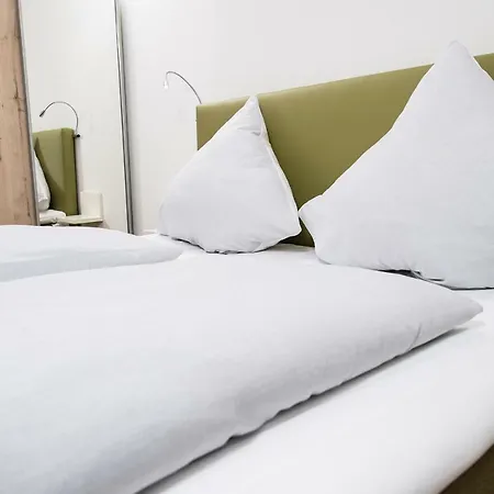 Gelber Sonnenstern Apartment Olpenitz